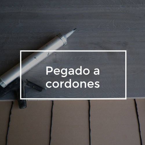 Imagen en la que se puede ver parquet pegado a cordones. Se puede leer 'pegado a cordones', uno de nuestros servicios.