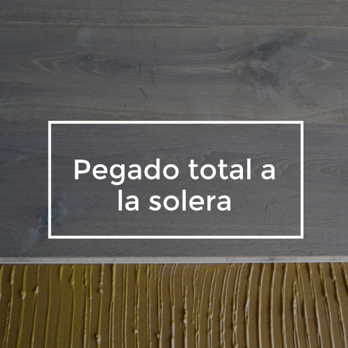 Imagen que muestra una madera pegada a la solera. Se puede leer un texto en el que pone 'Pegado total a la solera', uno de nuestros servicios.